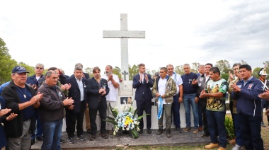 La emotiva conmemoración del 2 de abril en el Cenotafio de Pilar