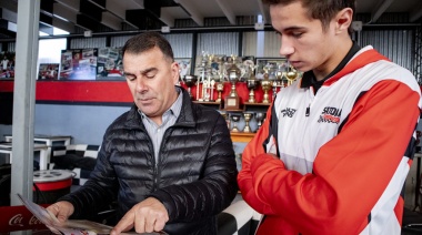 El Intendente recorrió el taller de los Volpi, quienes se preparan para su próxima carrera