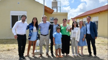 Kicillof entregó viviendas, una ambulancia y firmó convenios para obras en Olavarría