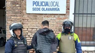 Detienen a un hombre por resistirse y portar un arma, drogas y un cuchillo.