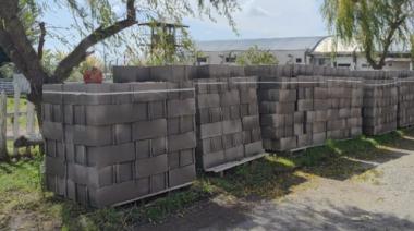 Trabajo solidario en la cárcel de Sierra Chica: producen bloques de concreto para instituciones locales