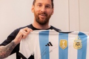 Un club de Olavarría rifa la camiseta de la Selección firmada por Messi y los campeones del mundo