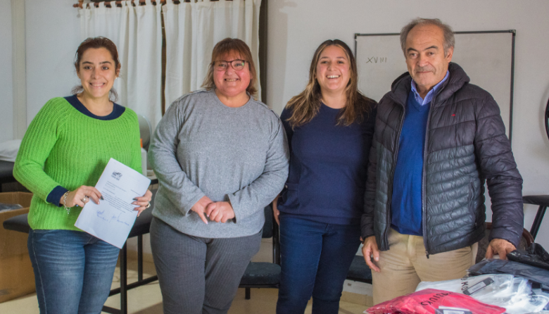 Tapalqué: Cocconi hizo entrega de mudas de ropa para la comunidad educativa