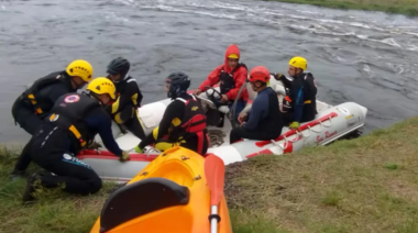 Buscan a tres personas que cayeron a un canal tras las inundaciones en Bolívar