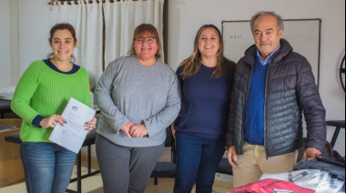 Tapalqué: Cocconi hizo entrega de mudas de ropa para la comunidad educativa