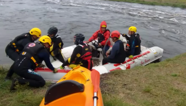 Buscan a tres personas que cayeron a un canal tras las inundaciones en Bolívar