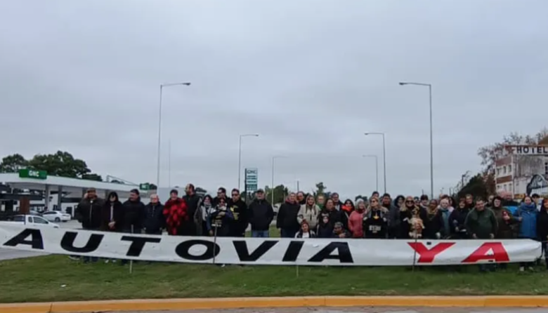 Banderazo por la construcción de la Autovía en la Ruta 3