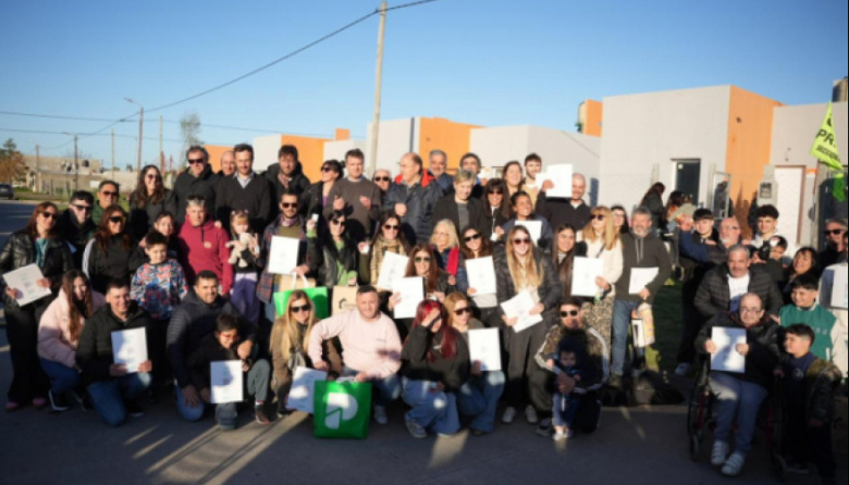 La Provincia entregó 21 casas en Olavarría
