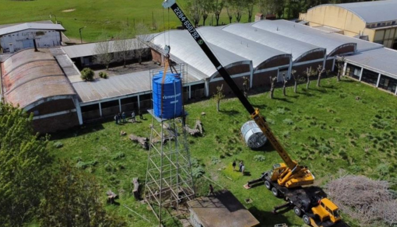 Olavarría: Se llevó a cabo el recambio y montaje del nuevo tanque de agua de la Escuela Técnica Nº 2