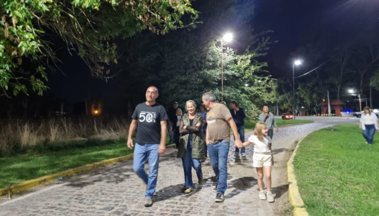 Azul: EL Intendente Sombra superviso las obras de alumbrado