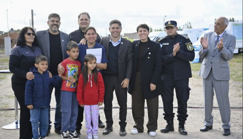 Kicillof entregó viviendas y sumó equipamiento en De la Garma