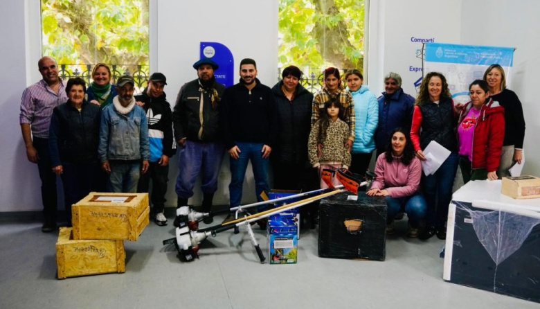 25M: Egüen entrego nuevas herramientas a los vecinos para sus oficios