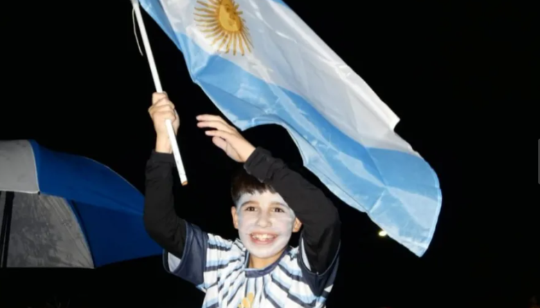 Bolívar de fiesta: así se vivieron los festejos tras el 2-1 de Argentina ante Inglaterra