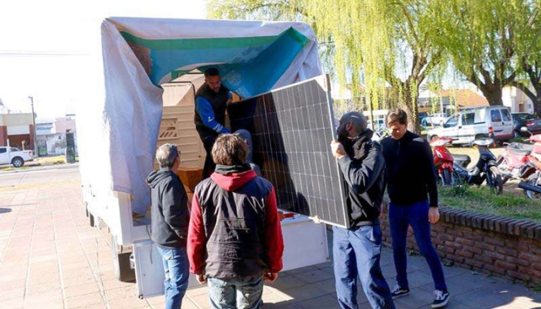 Bolívar: la Escuela Técnica Nº1 recibió equipos solares para capacitar a sus estudiantes