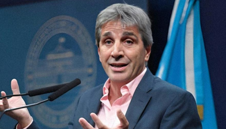 Caputo negó su salida del Gobierno en un cruce por X