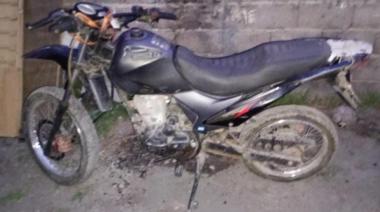 Allanan tres domicilios y secuestran una moto robada