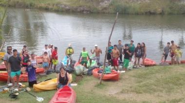 Remada Verde juntó 20 bolsas de basura del Arroyo Tapalqué en la primera jornada de limpieza del año