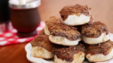 Junio con sabor bonaerense: llegan las fiestas de la torta negra, el pastelito y la miel